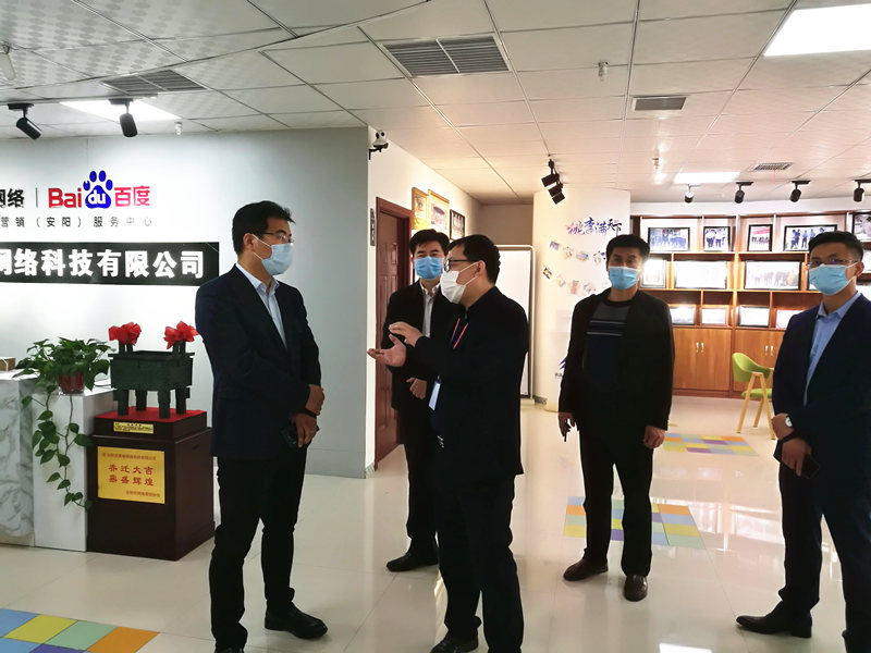 安陽市商務(wù)局副局長張躍勇，攜同天津伍創(chuàng)電子商務(wù)有限公司李富民一行蒞臨安陽青峰網(wǎng)絡(luò)參觀指導(dǎo)??！